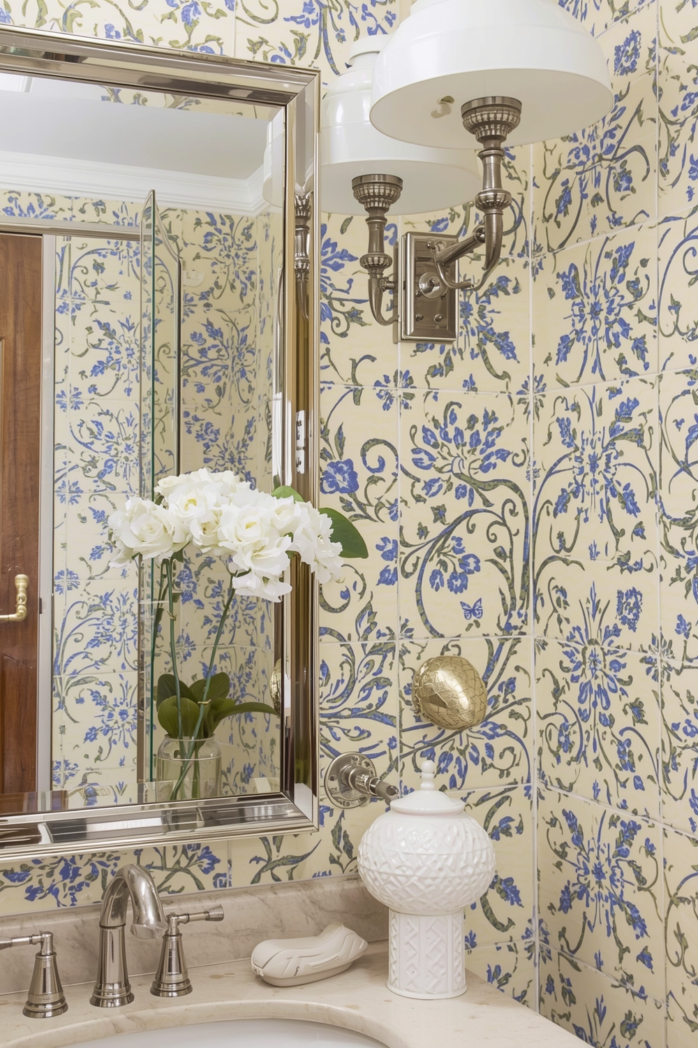 Bathroom Mirror Decor Layouts