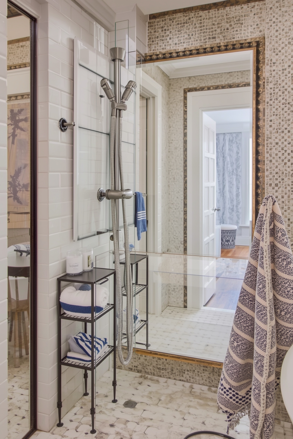 Bright Bathroom Mirror Layouts